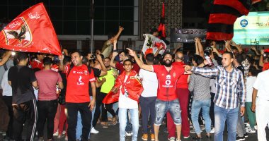 جماهير الأهلى تحتفل بدرع الدورى الـ 41 أمام مقر النادى بالجزيرة