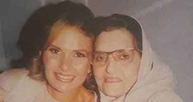 "حبيبه أمها"..صورة للفنانة يسرا مع والدتها 