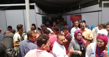 صور.. إقبال كبير من الشباب على ملتقى توظيف الجيزة بنادى الترسانة