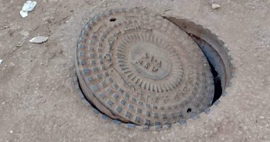 عمود كهرباء مكشوف وبالوعات مفتوحة أمام مجلس مدينة كفر الزيات بالغربية