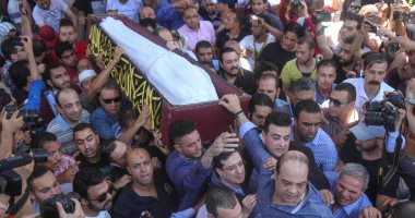 صور.. وصول جثمان فاروق الفيشاوي لمسجد مصطفى محمود استعدادا لصلاة الجنازة