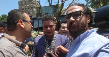 بآية قرآنية وطلب للدعاء.. أحمد الفيشاوى يرثى والده