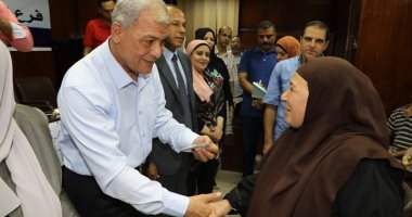 محافظ المنوفية يسلم مساعدات عينية ومادية لعدد من الأسر الأكثر إحتياجاً