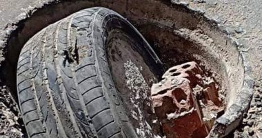 اضبط مخالفة.. إطار كاوتش يغطى بلوعة بدلا من الغطاء فى احد شوارع طنطا