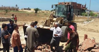 صور.. إزالة التعديات على أرض الدولة وتغريم المخالفين بالطريق الدولى