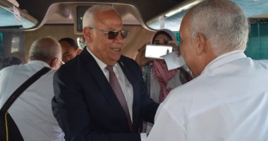 صور.. محافظ بورسعيد فى وداع حجاج الجمعيات الأهلية