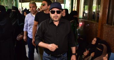 صور.. وصول محمد هنيدى وآسر ياسين لصلاة الجنازة على فاروق الفيشاوي