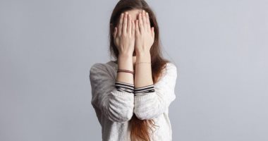 اضحك واعتذر.. 4 تصرفات للخروج من المواقف المحرجة