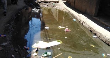 أهالى عزبة أم شوك بالزقازيق يشكون من طفح مياه الصرف الصحى