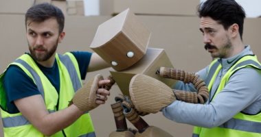 معاناة موظفى أمازون تتحول لمسرحية لفضح الشركة أمام العالم