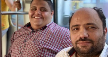 "مصطفي كامل" يشارك بصورة مع صحابه الأنتيم.. ويعلق: " صاحبي وابن اخويا "