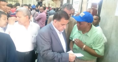 رئيس هيئة السكة الحديد بتفقد شبابيك صرف تذاكر عيد الأضحى .. صور