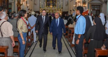صور .. محافظ الإسكندرية يشارك فى مراسم دفن مطران اللاتين بمصر 