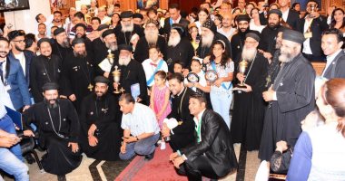 الأنبا موسى يوزع كؤوس الفائزين بمهرجان الكرازة من كنائس الصعيد