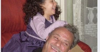 الموت لا يعرف الضغينة.. زوجة أحمد الفيشاوى وطليقته تودعان فاروق الفيشاوي