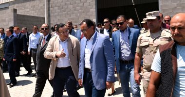 رئيس الوزراء يقوم بجولة تفقدية بالأسكندرية.. ويستمع لمشاكل المستثمرين بالمنطقة الحرة.. والعاملون فى "نايل لينين جروب" يستقبلونه بالزغاريد ..مدبولى: "مرغم" واحد من مجمعات صناعية سيتم طرحها فى إطار خطة الدولة