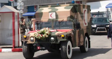 فيديو وصور .. التونسيون يودعون الرئيس السبسي بترديد النشيد الوطني
