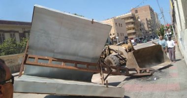 صور.. إزالة الإعلانات الغير مرخصة بالشوارع ورفع 124 طن قمامة بالمنوفية