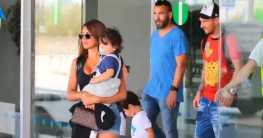 ميسى يعود إلى برشلونة بعد نهاية عطلته الصيفية.. فيديو وصور 