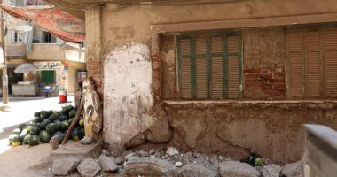 صور.. قرار إزالة عاجل لمنزل يمثل خطرا على المواطنين بالمحلة