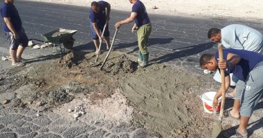 صور.. مبادرة شبابية بالأقصر لردم حفر الطريق الصحراوى لتفادى وقوع حوادث