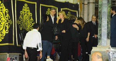 منى زكى وليلى علوى وميرفت أمين وطارق لطفى يشاركون فى عزاء والدة يسرا