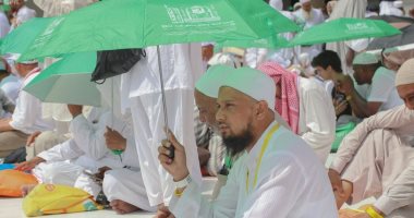 توزيع 120 ألف مظلة وسجادة على الحجاج فى المسجد الحرام خلال طواف الوداع