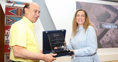 مهاب مميش يهدى درع قناة السويس للأكاديمية الوطنية لتأهيل الشباب.. صور
