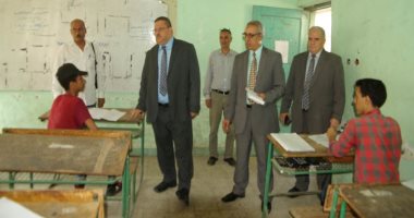 التعليم تحقق مع ملاحظين بلجنة امتحان دبلومات الفنية لحيازة الطلاب للتليفون