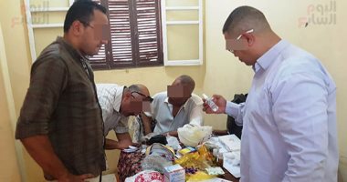 صور.. ضبط مسئول بتعليم قنا يمارس مهنة الطب داخل عيادته الخاصة بسوهاج