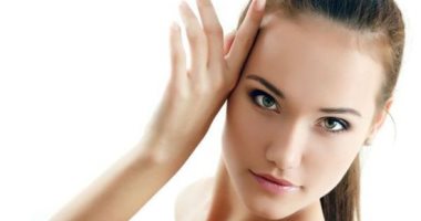 عشان تقضى على اسمرار بشرتك.. كلمة السر × زيت اللوز الحلو