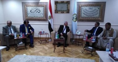 مدوناً عليها اسمه.. تعرف على هدية لجنة الشئون العربية بمجلس النواب لمحافظ مطروح