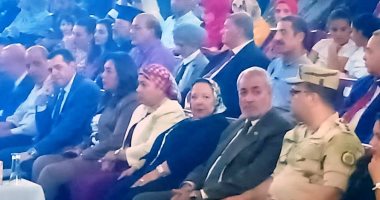 صور.. محافظ دمياط تشهد العرض المسرحى "اللى رسمت الطريق" 