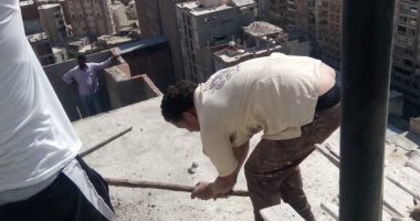 صور.. حملة إزالة لعقار مخالف وإشغالات وسط الإسكندرية