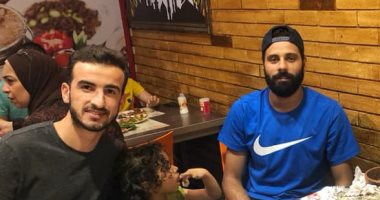 جنش يهرب من "قعدة البيت" بعزومة غداء مع دونجا