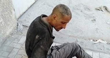 احنا معاك.. قارئة تشارك صورة لرجل بلا مأوى فى ميدان السيوف بالإسكندرية