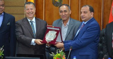 صور.. محافظ بنى سويف ورئيس الجامعة يكرمان عمداء إعلام وتربية وتجارة