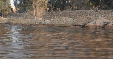ماسورة صرف صحى تغرق طريق الواحات.. صورة