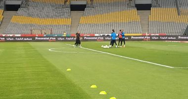 شاهد.. الأهلى والزمالك قبل القمة "حبايب" بمصافحة الحراس
