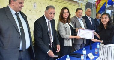 محافظ دمياط تكرم أوائل الشهادات العامة والفنية 