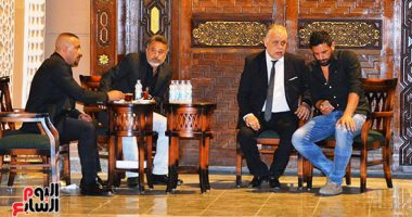 السقا وحسن الرداد وأشرف زكى وإلهام شاهين أول الحاضرين بعزاء فاروق الفيشاوى