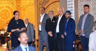 نجوم الفن والإعلام في عزاء فاروق الفيشاوي بمسجد الشرطة