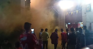 صور .. جماهير الإسكندرية تحتفل بفوز الأهلى بالشماريخ
