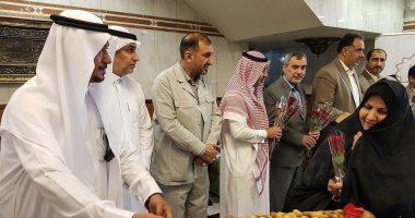 صور..سلطات الحج السعودية تستقبل حجاجا إيرانيين بالورود والحلويات