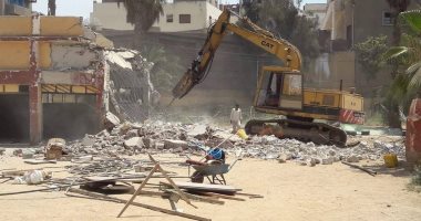 صور.. بدء هدم المبانى القديمة بمركز شباب منفلوط لتطويرها بتكلفة 58 مليون جنيه