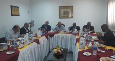 محافظ أسوان يناقش الموقف التشغيلى لحركة نقل الركاب والبضائع من وإلى السودان