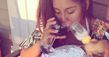 الجمهور يفتح النار علي نيكول سنوكي.. تشرب الخمر أثناء إرضاع مولودها 