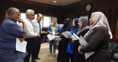 صور.. ميناء الإسكندرية يتسلم 5 تأشيرات حج للعاملين بالهيئة