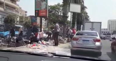 الباعة الجائلون يحتلون الجزيرة الوسطى لطريق رئيسى بمدينة نصر