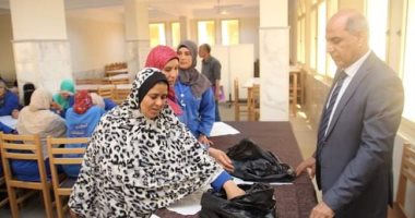 رئيس جامعة كفر الشيخ يوزع لحوم "الأضحى" على عمال الخدمات المعاونة